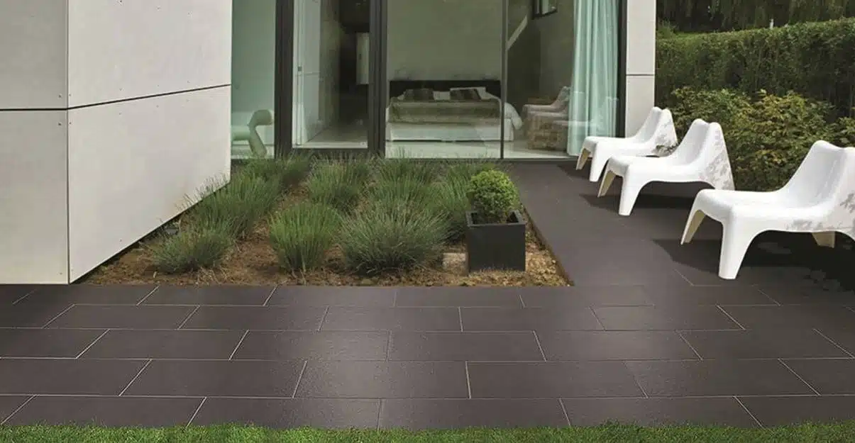 Comment choisir le bon carrelage extérieur pour votre terrasse ou jardin