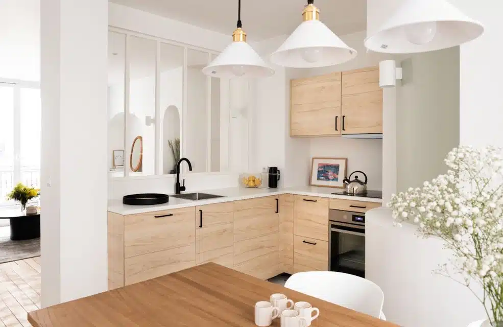 Sublimer sa cuisine avec une décoration moderne en blanc et bois astuces et inspirations