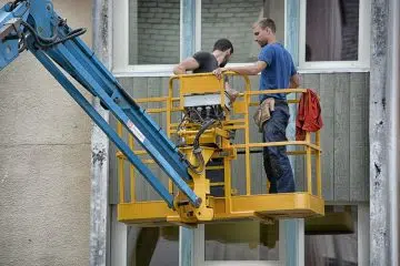 Deux hommes sur une nacelle